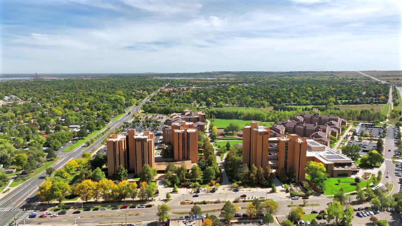 Dormitórios Estudantis Williams Village na Universidade do Colorado Boulder (CU Boulder) em um dia de outono - Drone Aéreo.
