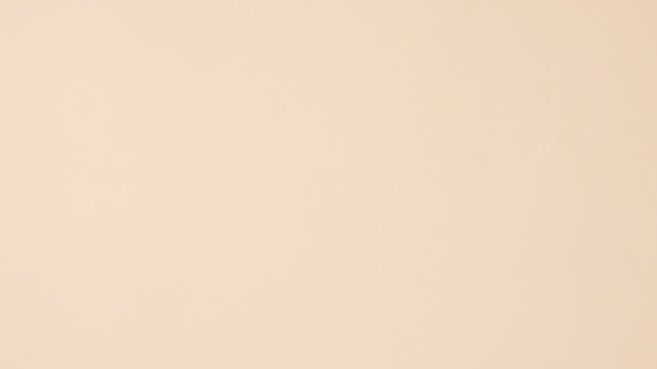 los libros vintage de tapa dura aparecen sobre un fondo beige con espacio para copiar.