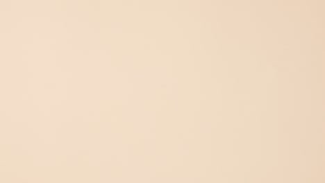 los libros vintage de tapa dura aparecen sobre un fondo beige con espacio para copiar.