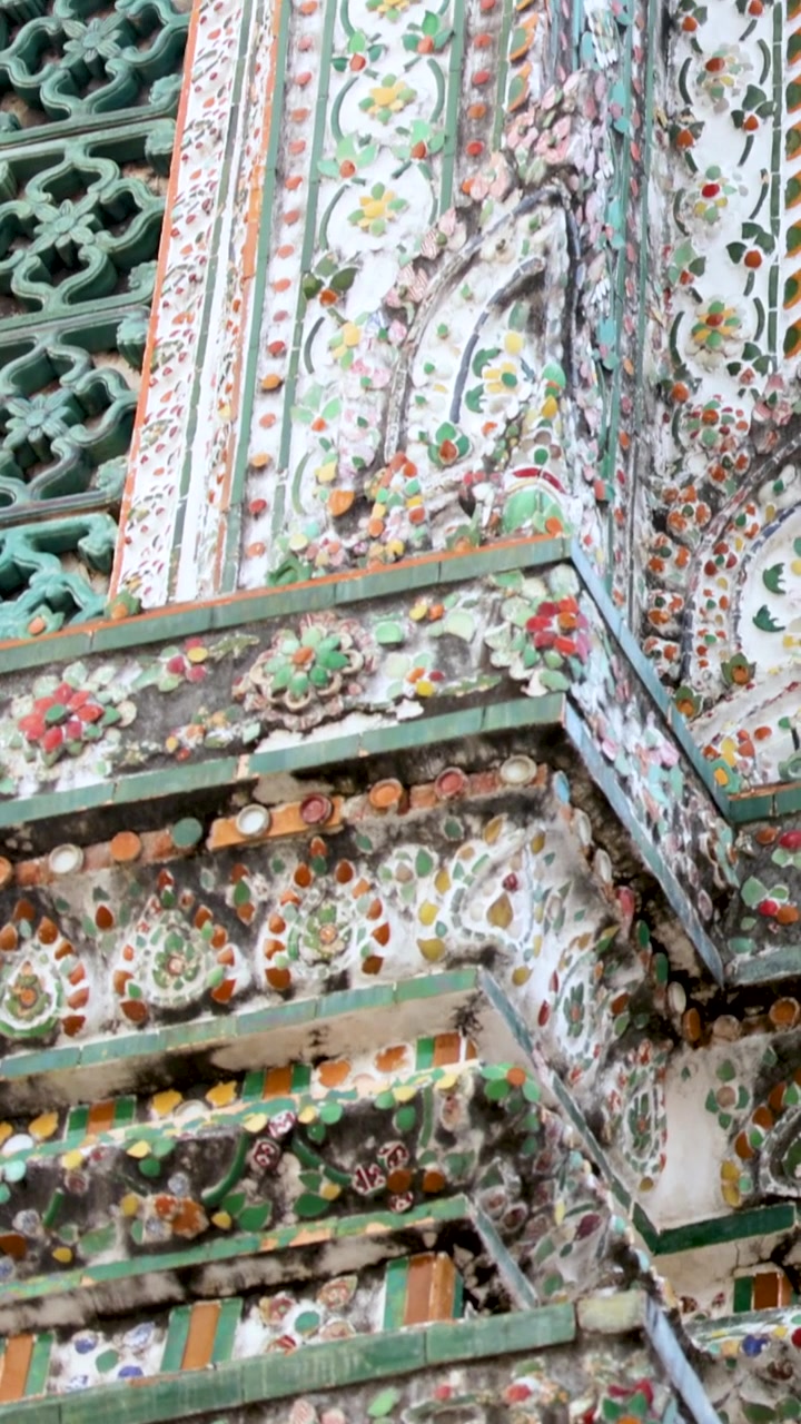Vedute ravvicinate dell'architettura ornata di Wat Arun