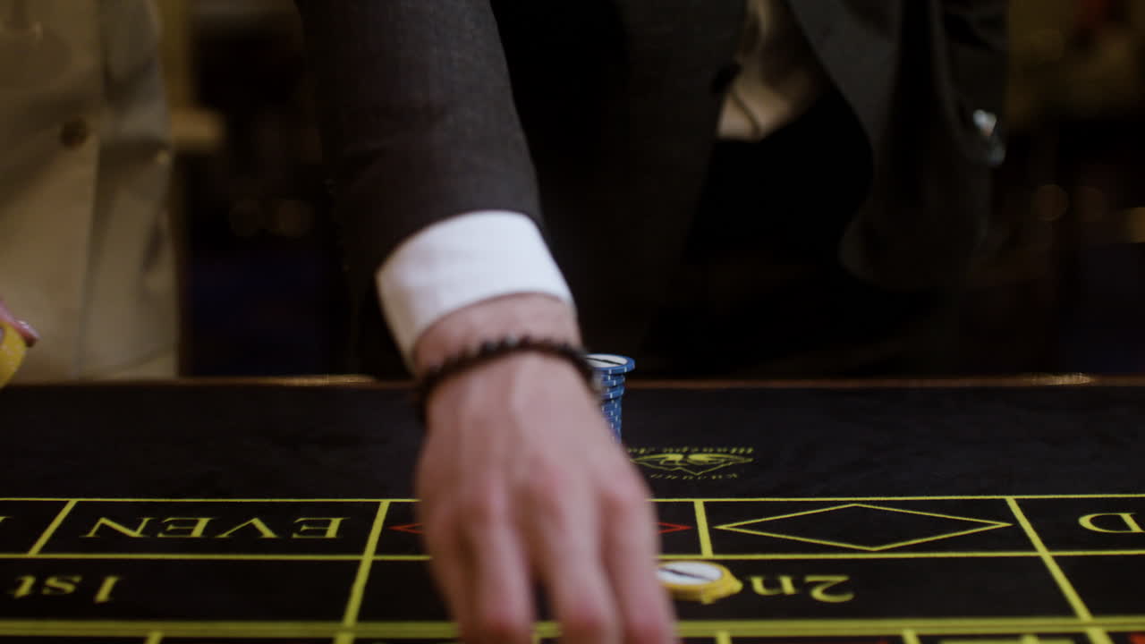 룰렛 게임을 하는 사람들.