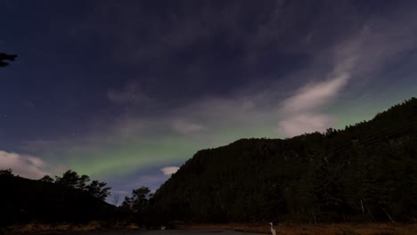 Nordlichter-Aurora-Borealis-In-Rot-Und-Grün-über-Westnorwegen,-Zeitraffer