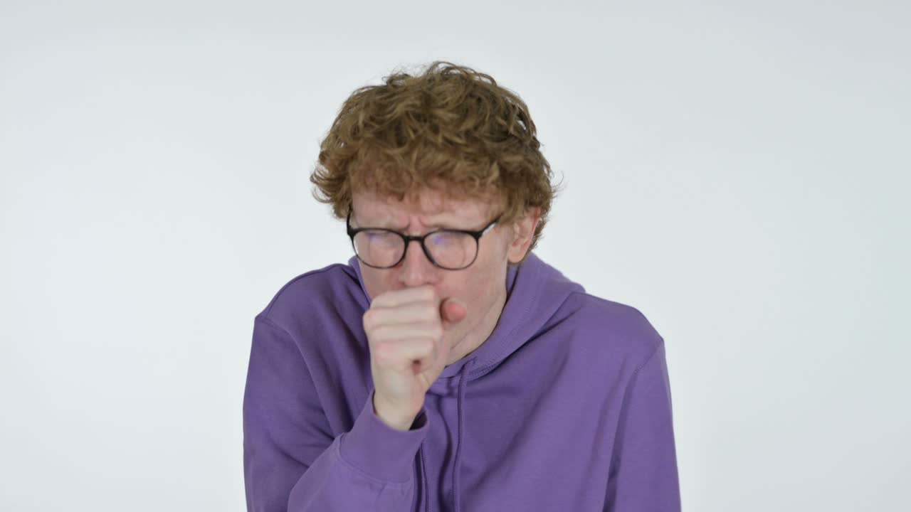 Zieke roodharige jongeman die hoest, witte achtergrond