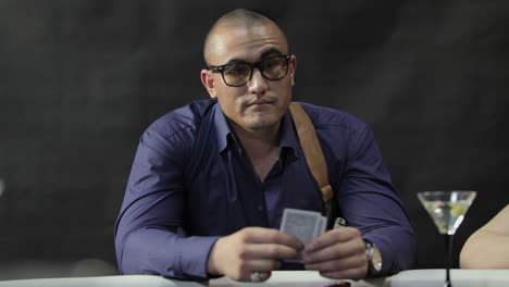hombre jugando a las cartas en un casino