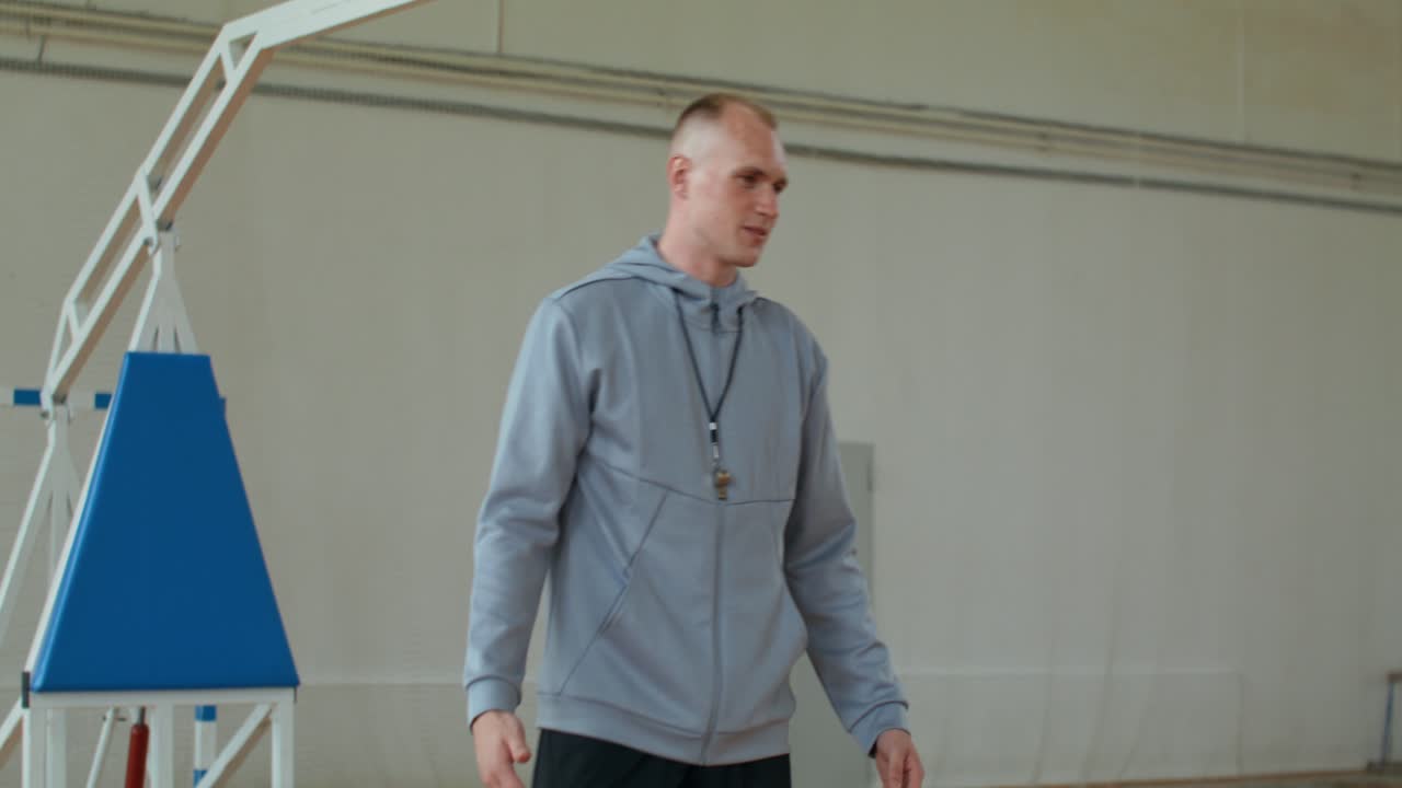 Basketballtrainer in einer Turnhalle