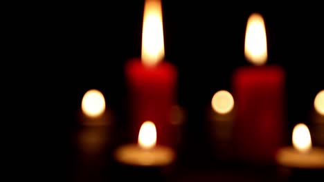 velas encendidas fuego bokeh