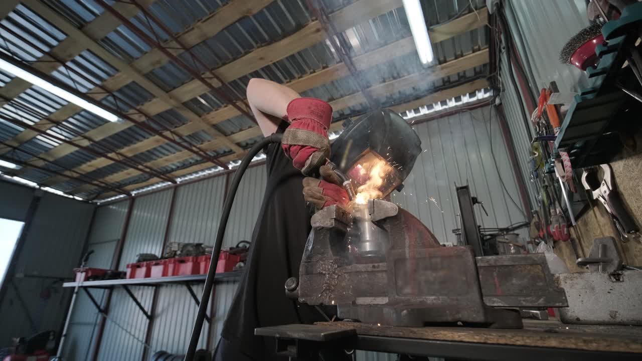 механик гоночной службы гоночных картов делает сварку частей гоночной машины