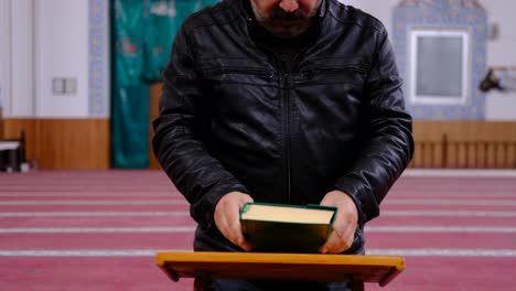 Maskierter-Mann,-Der-Den-Koran-In-Der-Moschee-Liest