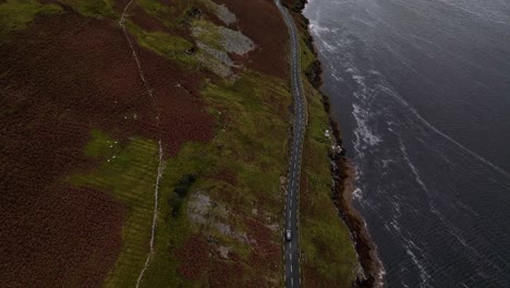 Drohnenaufnahme-Einer-Langen-Straße-Entlang-Der-Uferlinie-Eines-Sees-Oder-Lochs-Im-Schottischen-Hochland