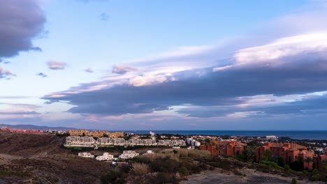 Lapso-De-Tiempo-De-Subida-De-La-Luna-Nublada,-Marbella,-Málaga,-España,-Nubes-Dramáticas-Moviéndose-En-4k