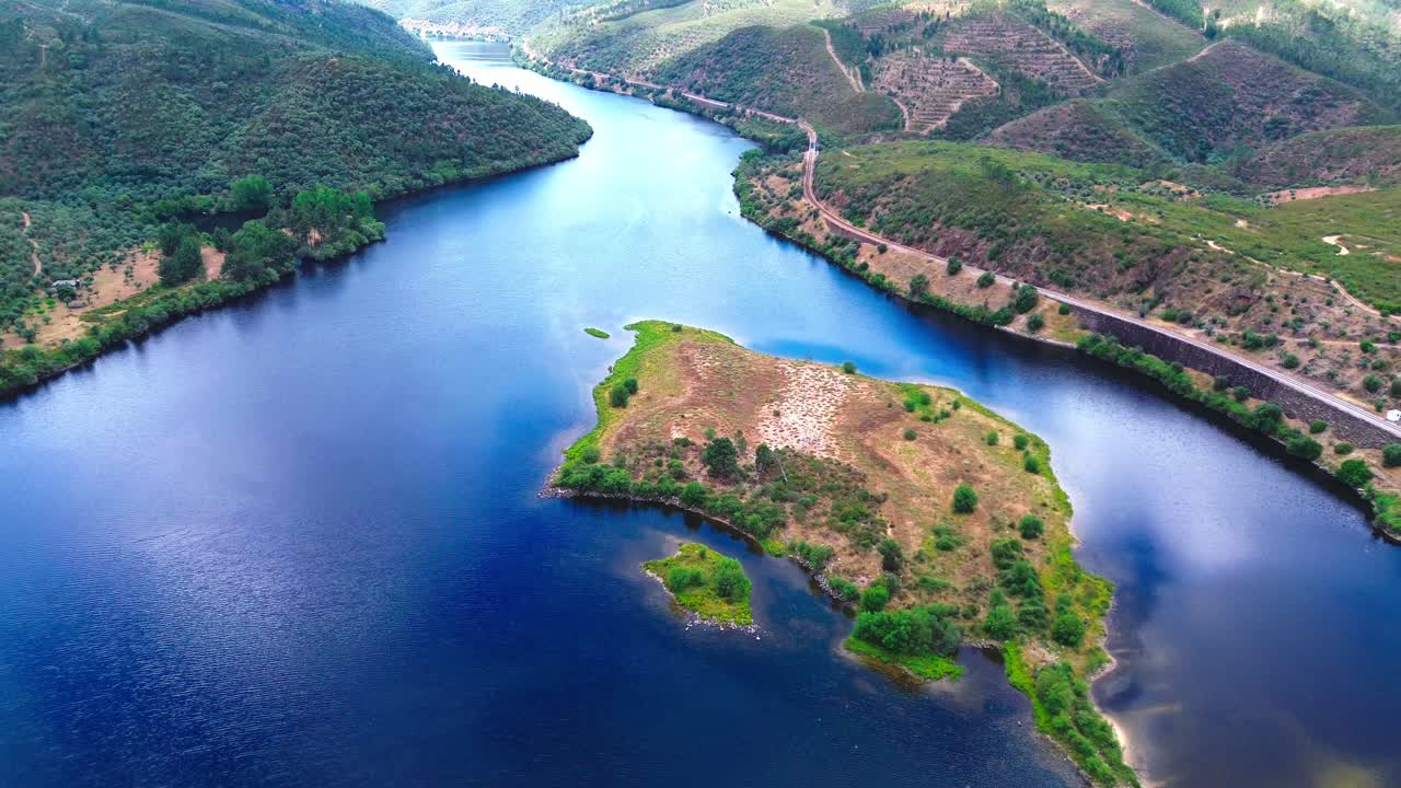 가파른 계곡 을 가로질러 흐르는 깊은 파란색 강 의 공중 촬영, 4k