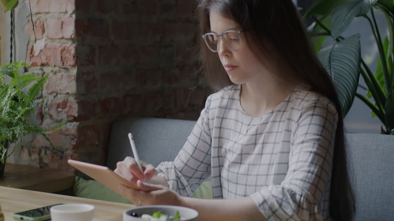 카페에서 태블릿에서 일하는 여자