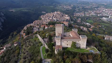 Luftaufnahme-Von-Narni-In-Umbrien-In-Mittelitalien-Mit-Burg-Rocca-Albornoziana-Im-Vordergrund-Und-Der-Stadt-Im-Hintergrund