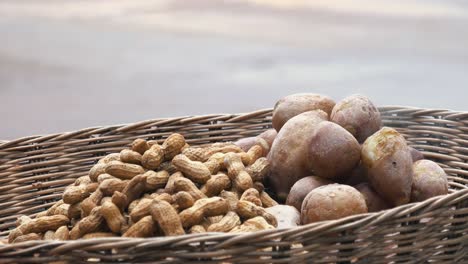 patatas calientes y cacahuetes humeantes junto al camino