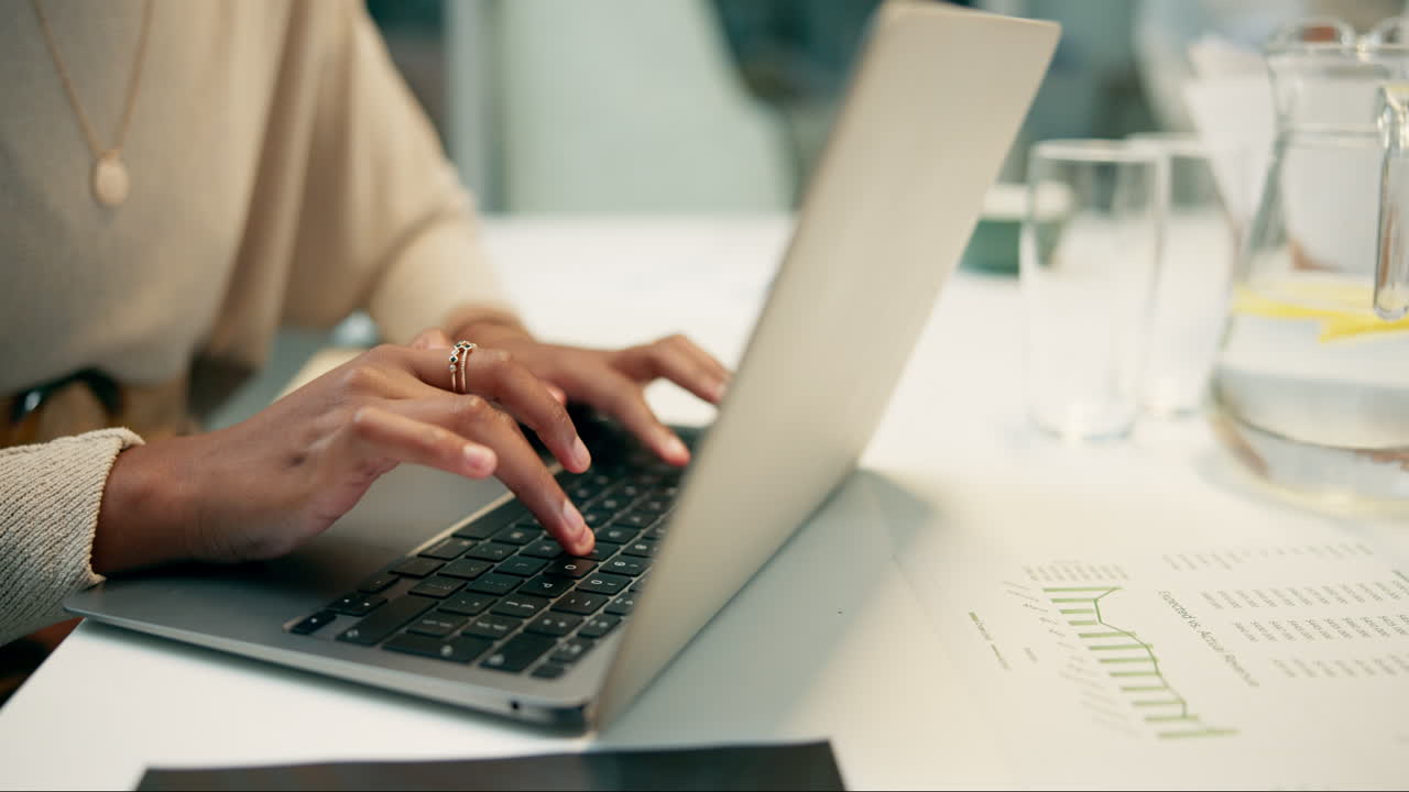 Mulher trabalhando no laptop na mesa