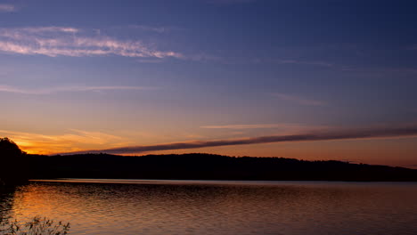 Una-Puesta-De-Sol-Sobre-Un-Lago-En-Verano.