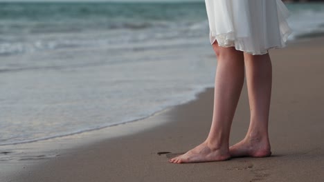 Mujer-Joven-Vestida-De-Blanco-Disfrutando-De-La-Playa-Tropical.