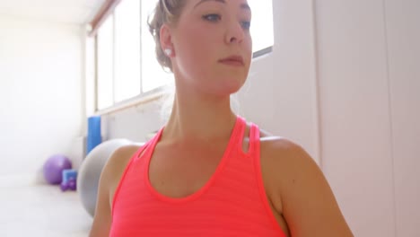 mujer estirándose en el estudio de fitness 4k