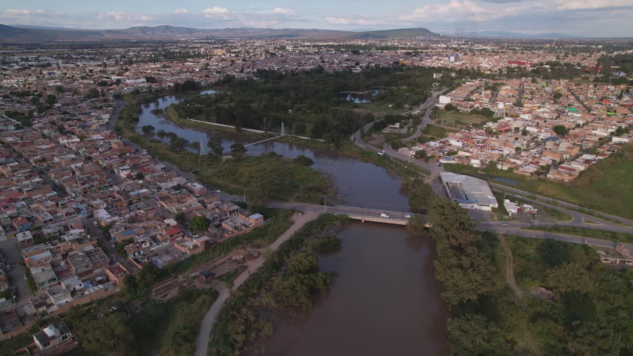 vista aérea del puente río lerma cazadora en salamanca