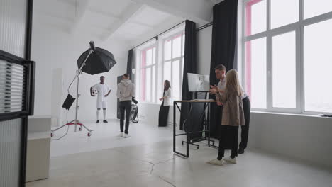 detrás del escenario en el estudio fotográfico durante la sesión profesional del futbolista afroamericano