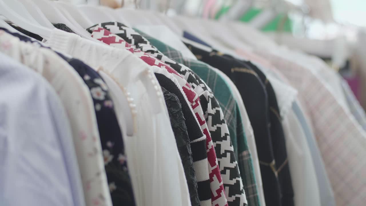 부티크의 선반에 있는 커에 있는 다양한 의류의 클로즈업
