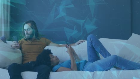 animación del procesamiento de datos con formas sobre parejas diversas utilizando teléfonos inteligentes