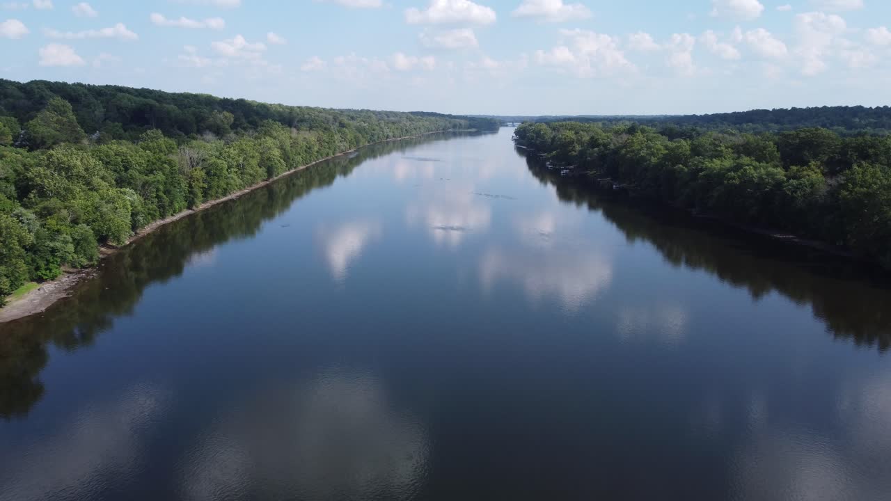 volando sobre el río delaware en un soleado día nublado-1