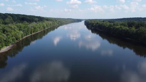 Fliegen-über-Den-Delaware-River-An-Einem-Sonnigen-Bewölkten-Tag-1