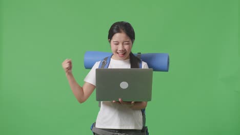 노트북과 배으로 성공을 축하하는 여성
