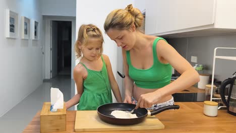 madre e hija cocinando panqueques