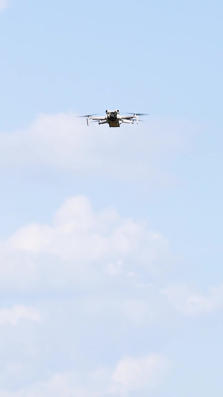 Drone flyver i klar blå himmel