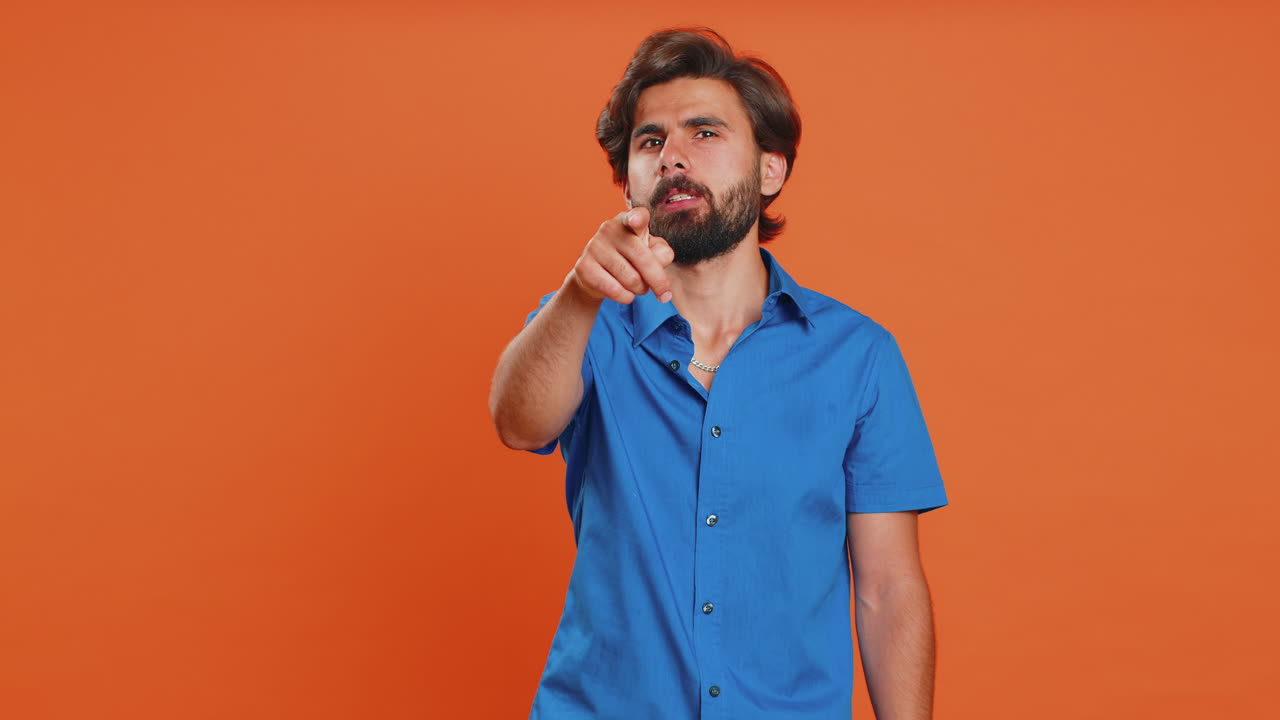 hombre apuntando a sus ojos y la cámara muestra que te estoy viendo gestos espiando mirando a alguien