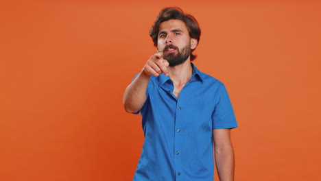 hombre apuntando a sus ojos y la cámara muestra que te estoy viendo gestos espiando mirando a alguien