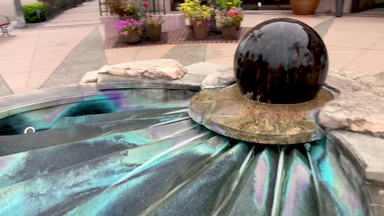 회전하는 공이 있는 다채로운 분수