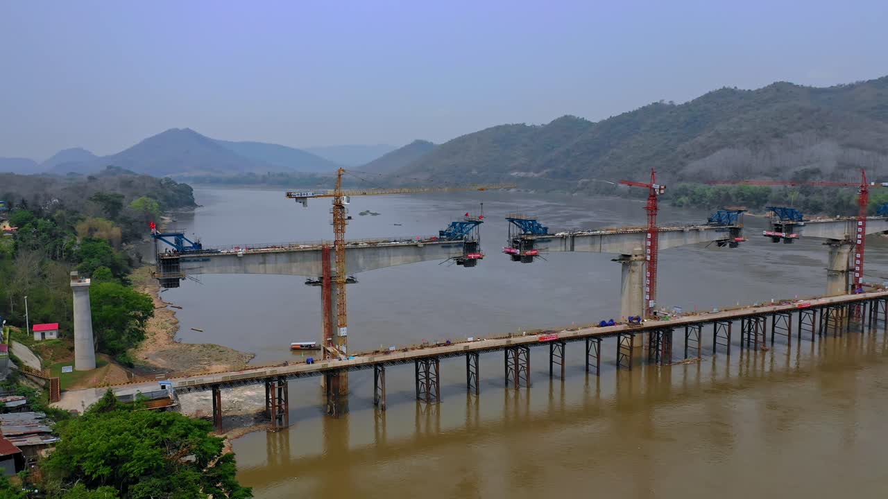 강 을 가로지르는 다리 건설