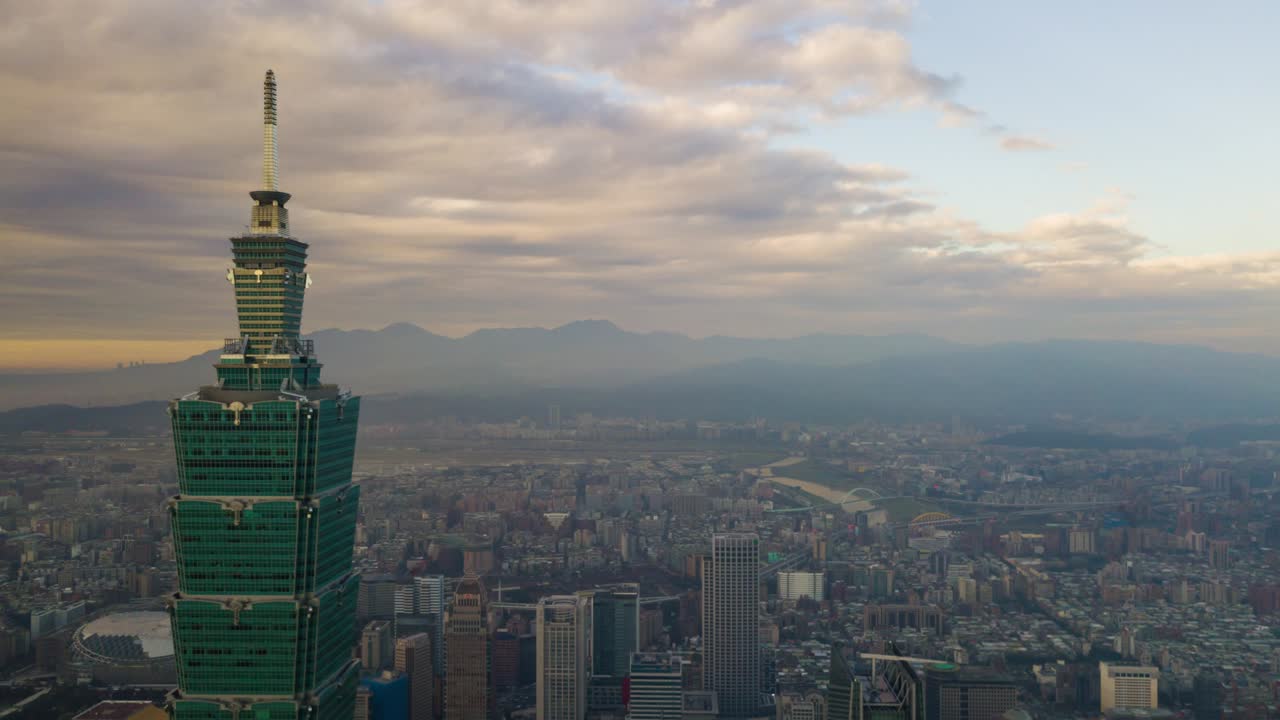 puesta de sol nublada ciudad de taipei famosa torre en la parte superior del paisaje aéreo de la ciudad panorama 4k taiwán