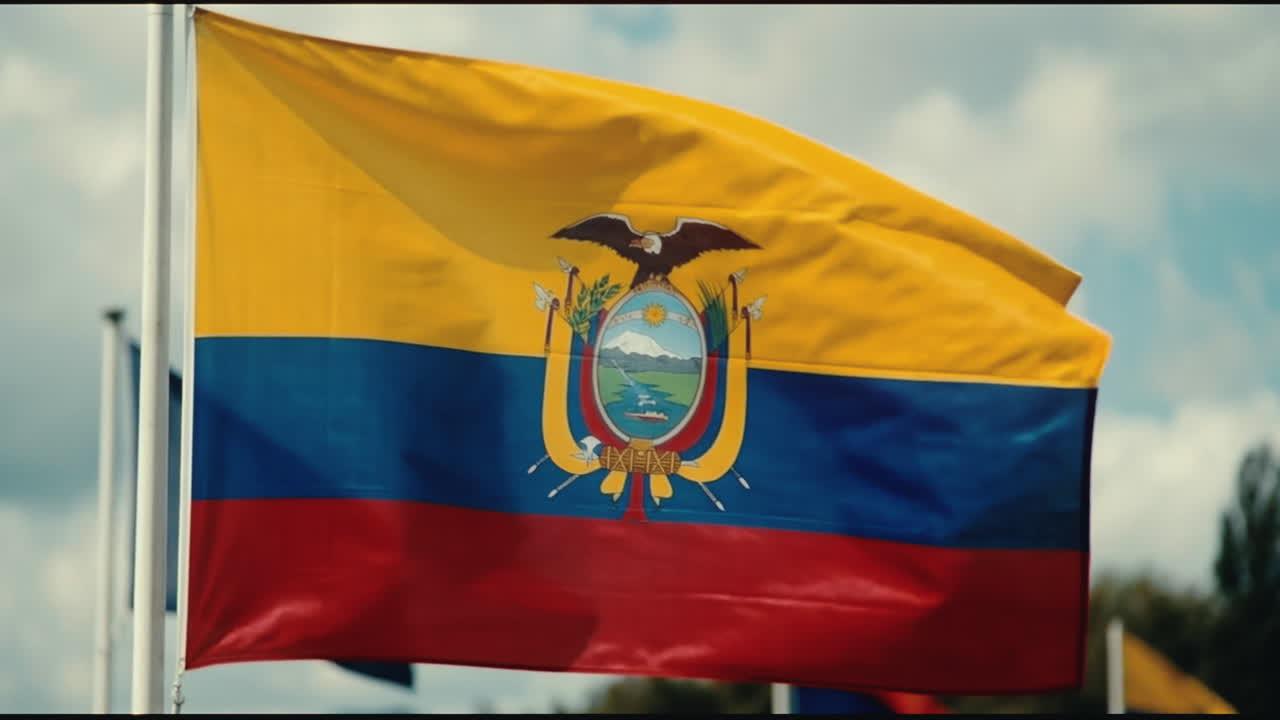 Bandiera dell'Ecuador che sventola al vento contro un cielo nuvoloso