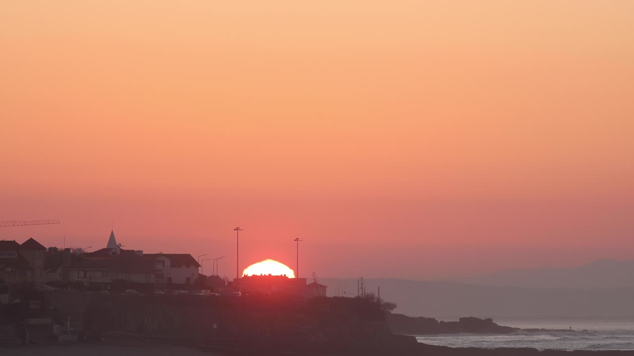 도시 건물 위의 일출, 클로즈업 보기