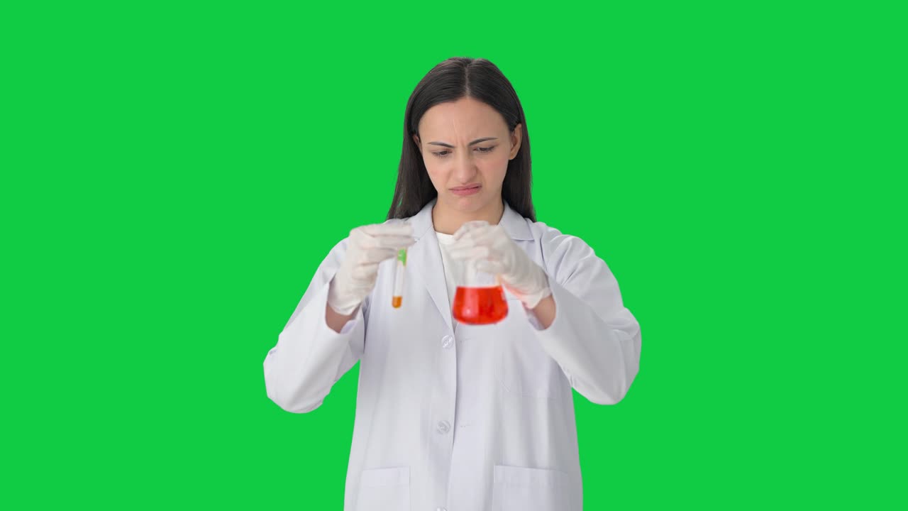 혼란스러운 인도 여성 과학자가 실험실에서 실험을 하고 있습니다.