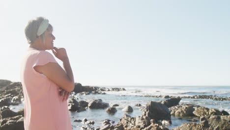 Mujer-Afroamericana-Mayor-En-La-Playa,-Espacio-Para-Copiar,-Cámara-Lenta