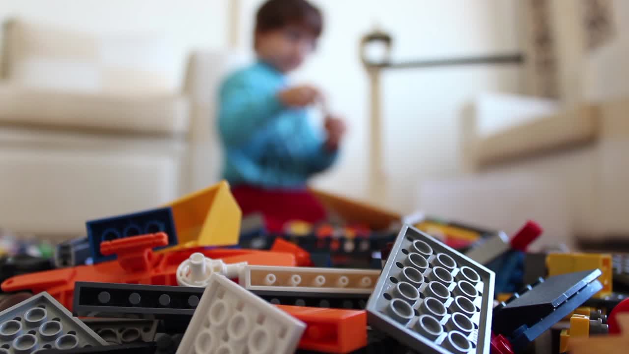 juguetes coloridos aprendiendo a jugar temprano