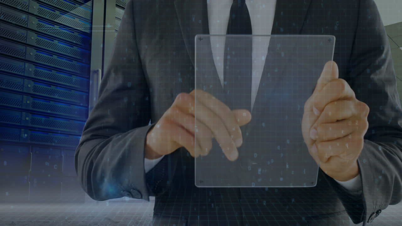 animación de números cambiando el procesamiento de datos contra un hombre de negocios con una tableta interactiva