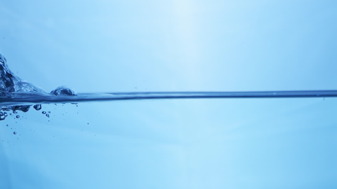 수평선에서 슈퍼 느린 움직임으로 웅장한 물 움직임
