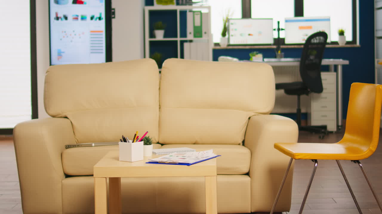 편안한 소파와 함께 현대적인 비즈니스 휴식 구역 인테리어