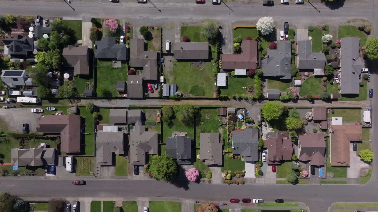 Vista dall'alto di case nel quartiere di Puyallup a Washington, USA - Ripresa con drone