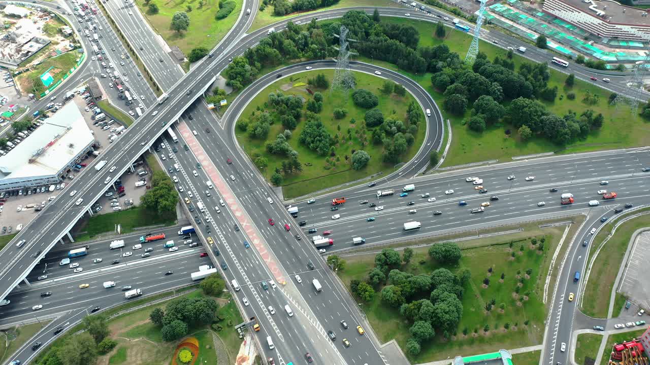 cruces de carreteras durante la hora pico, vista aérea