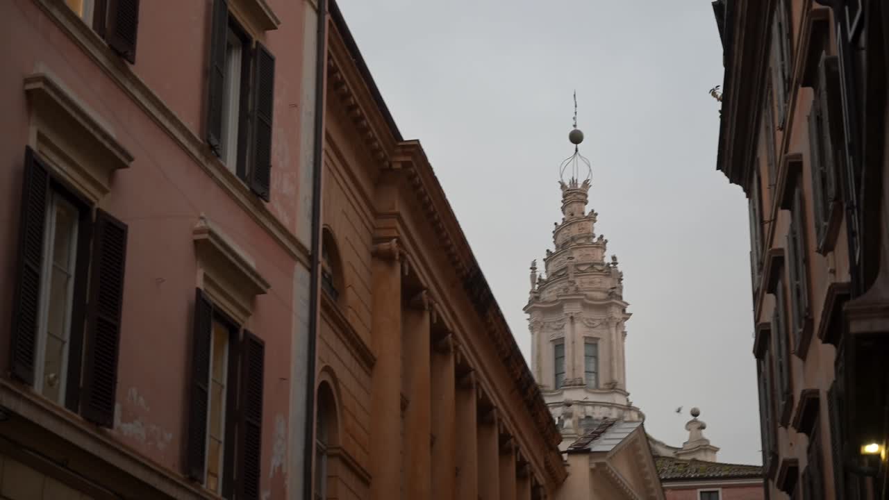 Una ripresa dal basso dell'esclusiva lanterna a spirale a cavatappi e della facciata concava di Sant'Ivo alla Sapienza, progettata da Francesco Borromini, all'interno del cortile dell'antica Università di Roma