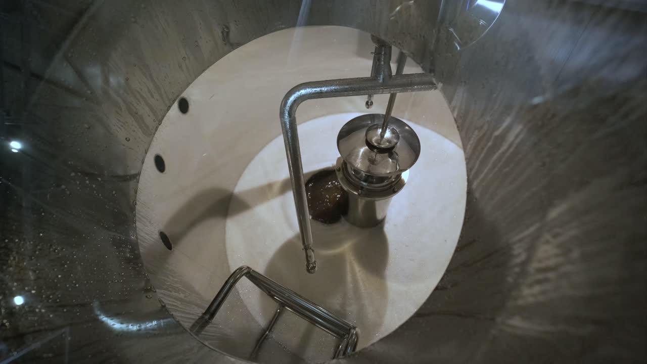 cervecería artesanal moderna. producción de cerveza artesanal. equipo moderno en la cervecería