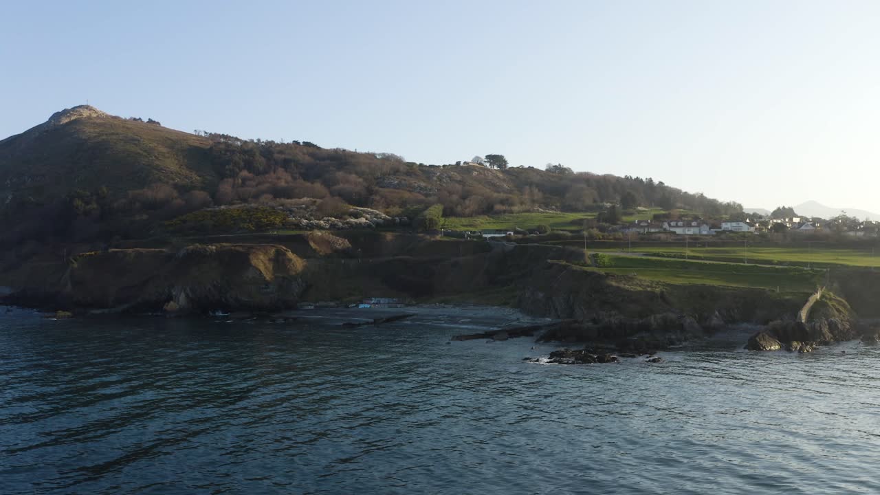 화창한 날 브레이에 있는 바위 해변의 공중 전망