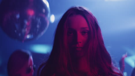mujer en un club nocturno